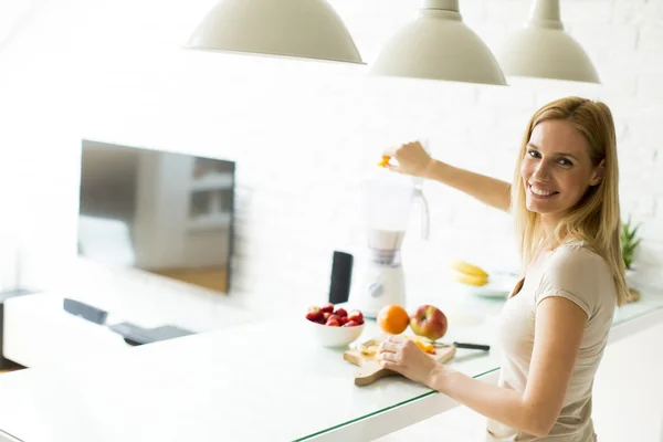 Mujer preparando batido — Foto de Stock