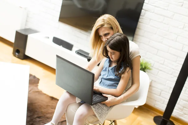 Menina no laptop — Fotografia de Stock