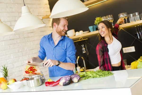 Pareja cocinando juntos — Foto de Stock