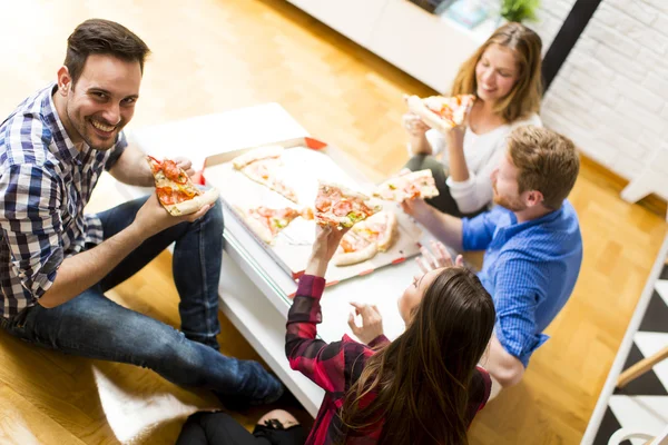 Přátelé jedí pizzu — Stock fotografie