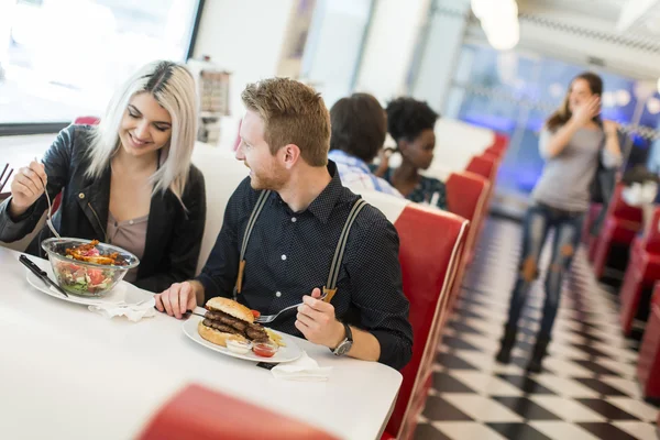 Freunde essen zu Abend — Stockfoto