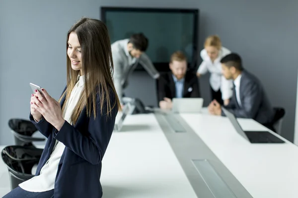 Mujer joven con un teléfono — Foto de Stock