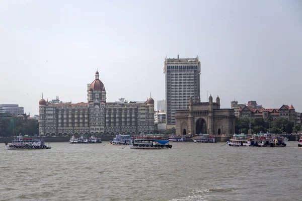 Boats in front of the Taj Mahal Palace Hotel — Stock Photo, Image