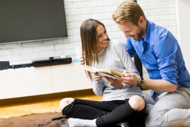 Bir kitapla genç Çift