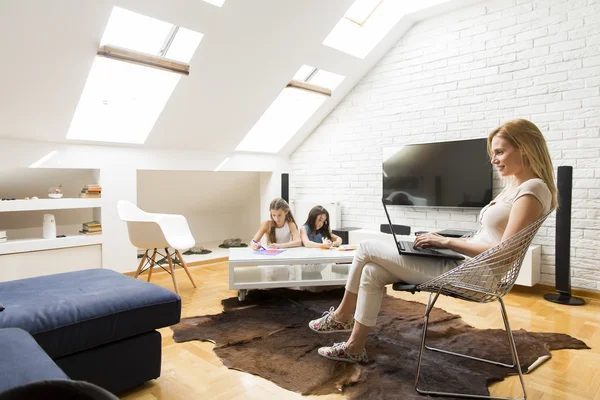 Frau zu Hause am Laptop — Stockfoto