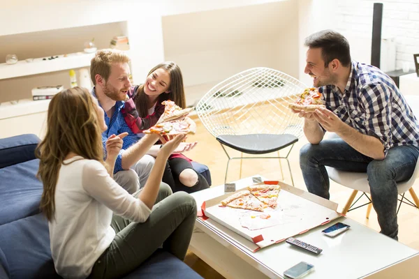 Vrienden die pizza eten — Stockfoto