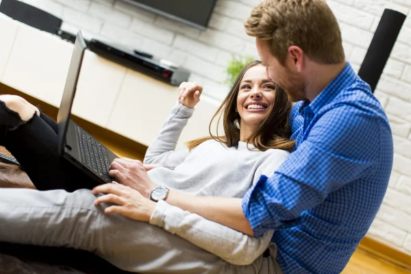 Casal jovem com um laptop — Fotografia de Stock