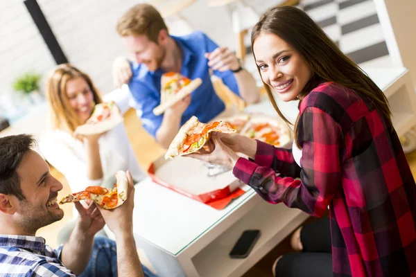 Amigos comiendo pizza — Foto de Stock