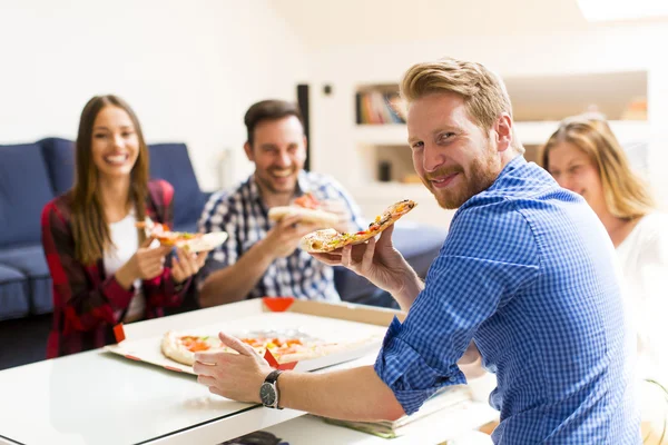 Friends eating pizza