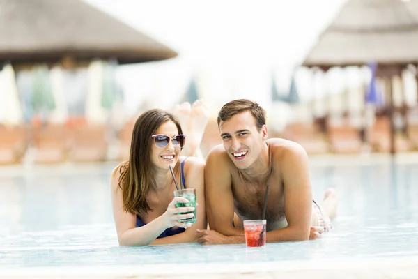 Jovem casal na piscina — Fotografia de Stock