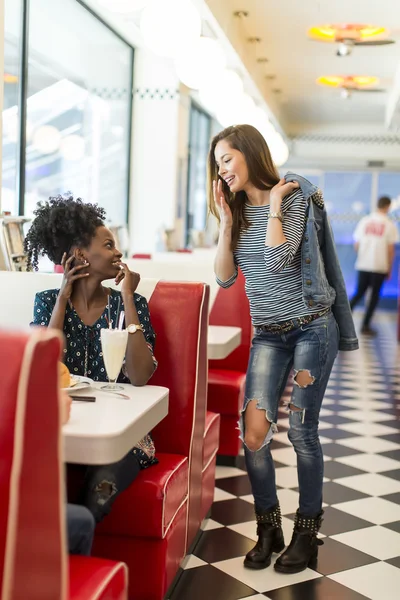 Gente cenando — Foto de Stock