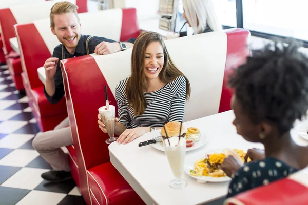 Freunde essen zu Abend — Stockfoto