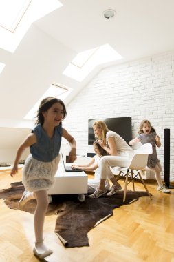 üç kızı olan anne