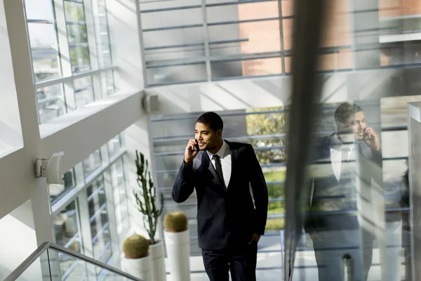 Jonge man op een telefoon — Stockfoto