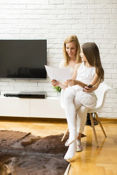 Muchacha mostrando un dibujo a la madre — Foto de Stock