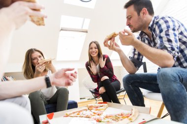 Pizza Yiyen Arkadaşlar