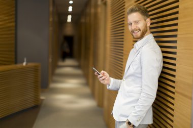 telefon ile genç adam