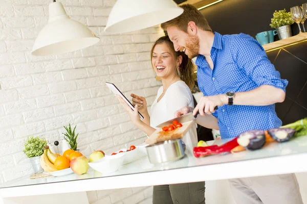 Pareja cocinando juntos — Foto de Stock