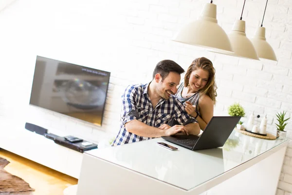 Ungt par med en bärbar dator — Stockfoto