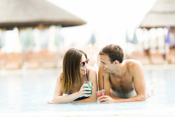 Jovem casal na piscina — Fotografia de Stock