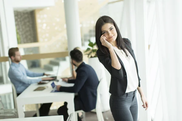 Blick auf die Frau mit dem Handy — Stockfoto