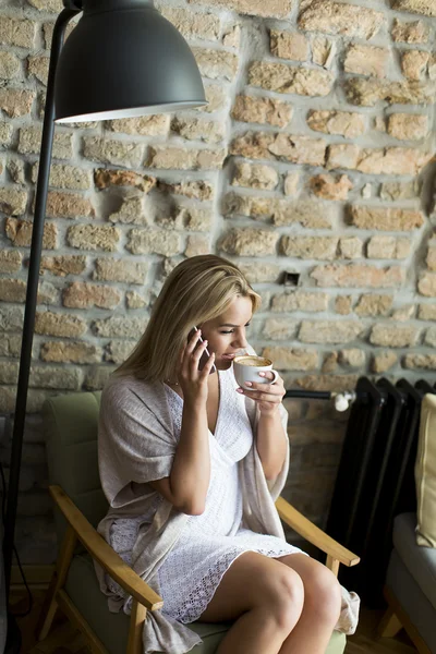 Jeune femme au café — Photo