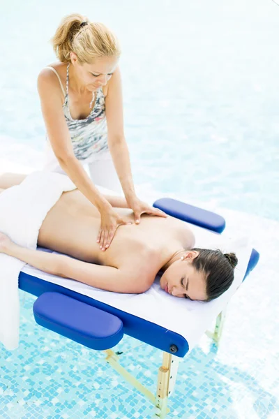 Vrouw met een massage — Stockfoto