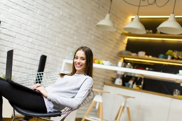 Vrouw zitten op de stoel — Stockfoto