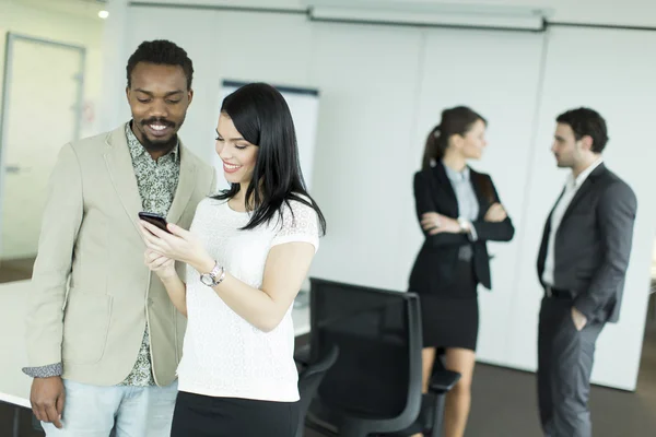 Jóvenes empresarios multirraciales — Foto de Stock