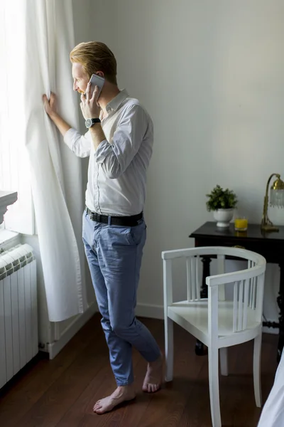 Joven con teléfono — Foto de Stock