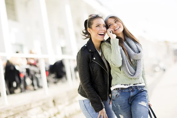 Two young women — Stock Photo, Image