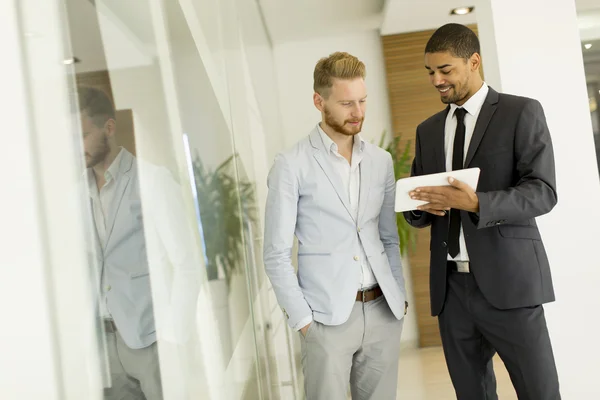 Deux hommes d'affaires avec une tablette — Photo