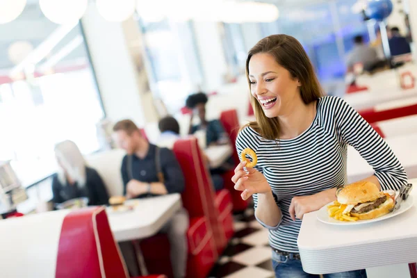 Mujer joven en el restaurante — Foto de Stock