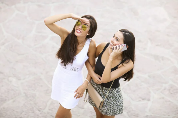 Twee jonge vrouwen — Stockfoto