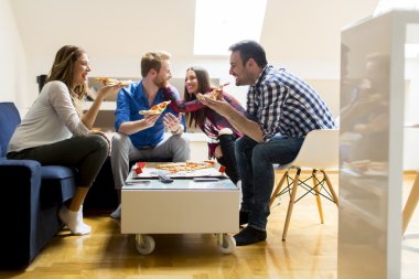 Pizza Yiyen Arkadaşlar