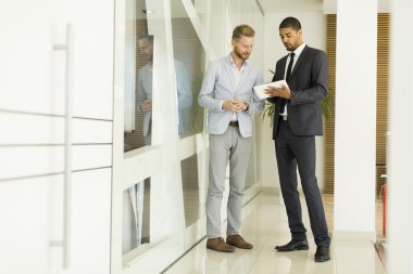 iki işadamları ile bir tablet