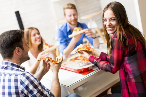 Friends eating pizza — Stock Photo, Image