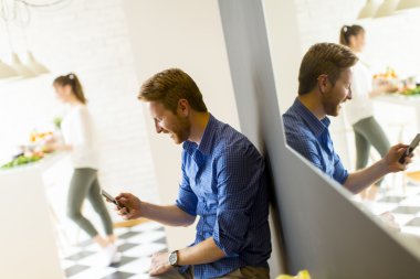 Telefonu olan genç bir adam.