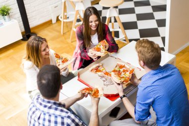 Pizza Yiyen Arkadaşlar