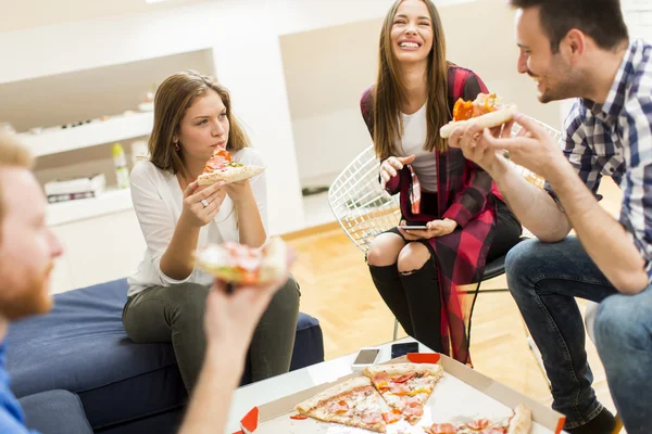 Friends eating pizza