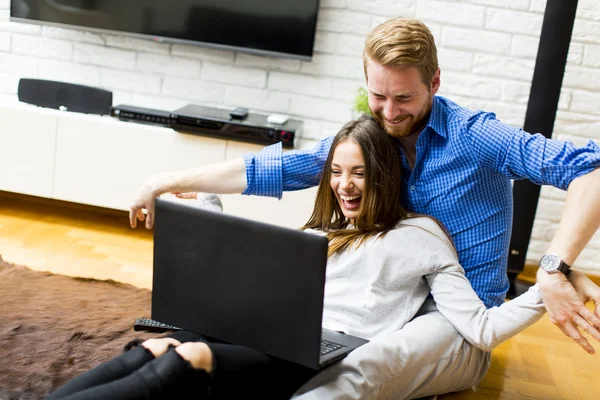 Pareja con un ordenador portátil —  Fotos de Stock