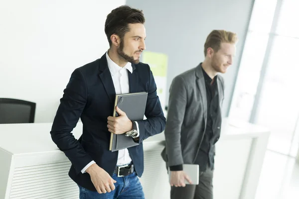 Gens d'affaires dans le bureau — Photo