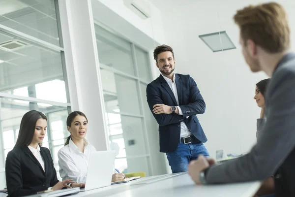 Empresários no escritório — Fotografia de Stock