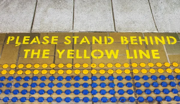 Żółta linia znak — Zdjęcie stockowe