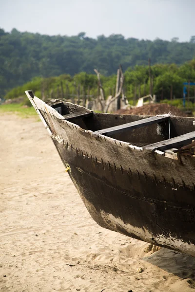Старая лодка близко — стоковое фото