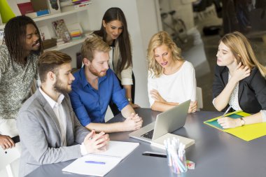 Ofisteki iş adamları.