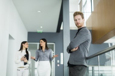 Ofisteki genç adam.