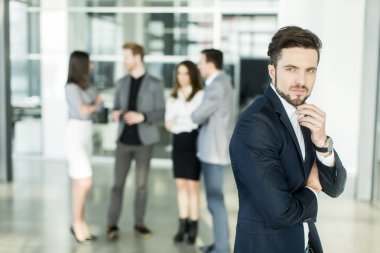 genç yakışıklı işadamı