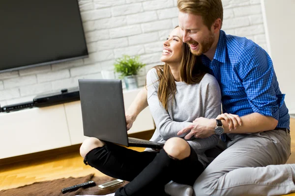 Casal com um laptop — Fotografia de Stock