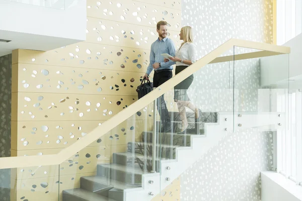 Koppel op de office-trappen — Stockfoto